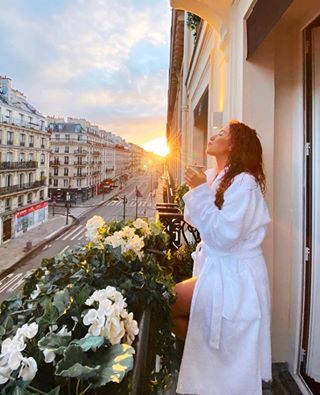 Early birds only can capture this kind of  Parisian moments 🌅
#paris #sunrise #earlybird #parisian #balcony #suite #couture #roidesicilerivoli #roidesicilecollection