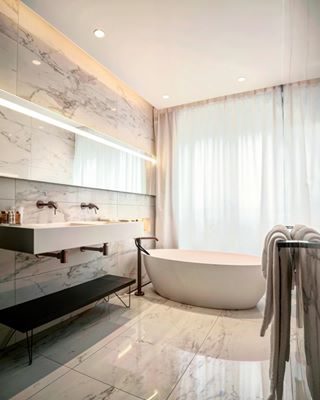 What about a bath time after a long Parisian day ? 🛁 ✨Relax in our Suite Couture ✨
#bathroom #marble #bathtime #parisian #hotel #paris #roidesicilerivoli #roidesicilecollection