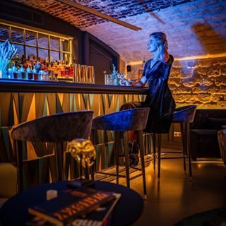 Keep calm and stay home ! Better days will be back and soon you will have the pleasure to enjoy a taylor made cocktail from our mixologist Federico in our speakeasy bar #rsbarcollection #cocktail #taylormade #bar #speakeasybar #mixologist #roidesicilerivoli #roidesicilecollection
