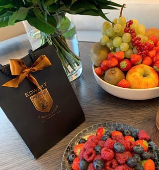 Happy Easter from ROI DE SICILE Collection ! 
Hope you had chocolates as good as @edwartchocolatierparis chocolates ! 
Soon you will have many occasion to discover @edwartchocolatierparis chocolate selection at @rsbarcollection that we have associated with our best alcohols ! 
We look forward to make you discover it !  #happy #easter #chocolate #eastereggs #celebration #paris #roidesicilerivoli #rsbarcollection #roidesicilecollection