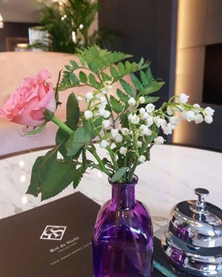 ROI DE SICILE Rivoli wishes you a very happy Labour Day ! 
Hope this Lilly in the valley will bring you happiness ! 
See you soon in ROI DE SICILE Rivoli ✨#labour #day #labourday #celebration #happy #happiness #joy #hotel #paris #roidesicilecollection #roidesicilecollectionhotel #roidesicilerivoli